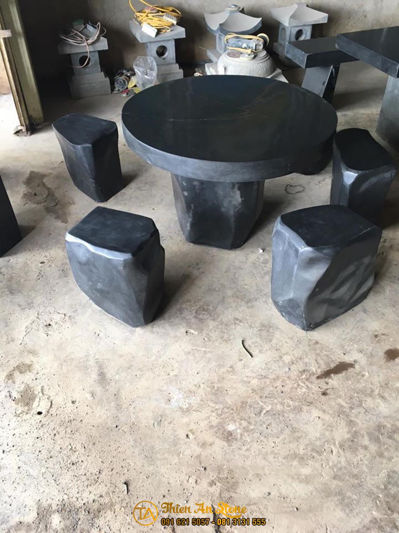 Bàn ghế đá bazan được làm từ loại đá gì?
- Response: Bàn ghế đá bazan được làm từ những tảng đá bazan xám màu đen, đá được hình thành do mắc ma phun trào.

