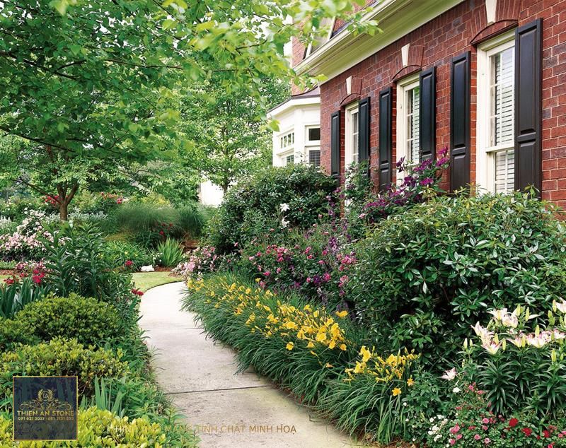 14 Front Yard Garden Plans Packed with Colorful Curb Appeal