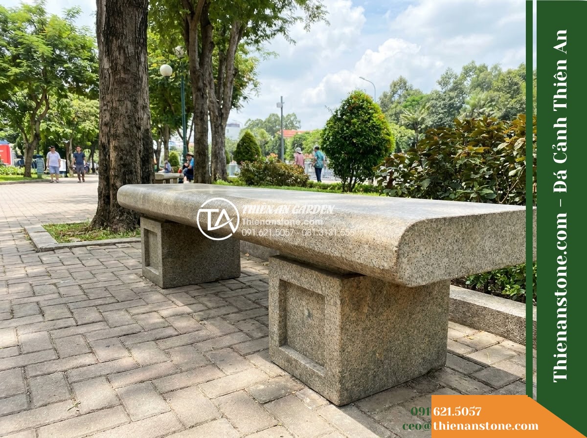 Ghế Đá Granite Nguyên Khối Hoàng Phúc – Kích thước 180 x 50 x 46 cm – Kiểu dáng mặt rộng, chân trụ vuông lùi vào trong. Chất liệu đá granite
