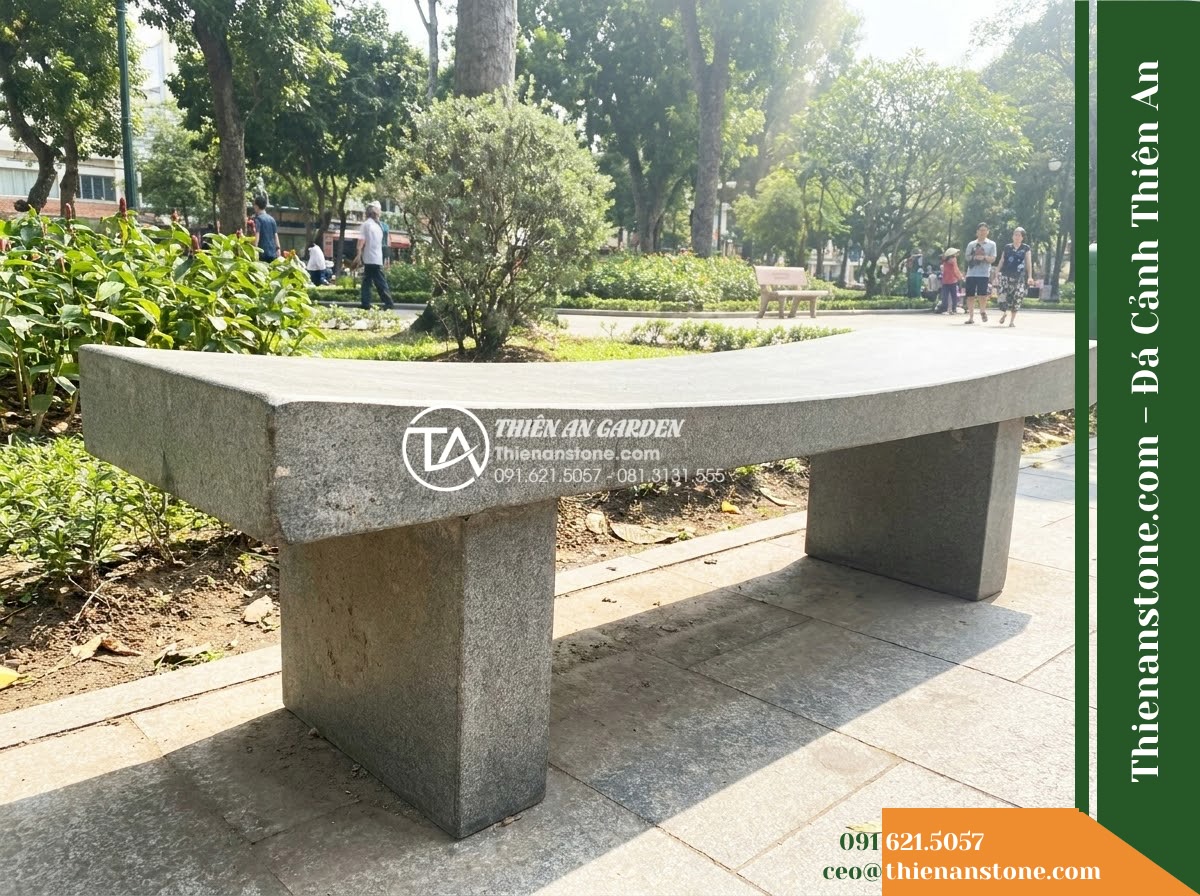 Ghế Đá Granite Nguyên Khối Nam An – Kích thước 170 x 47 x 45 cm – Kiểu dáng mặt cong lõm nhẹ, chân khối đối xứng. Chất liệu đá granite