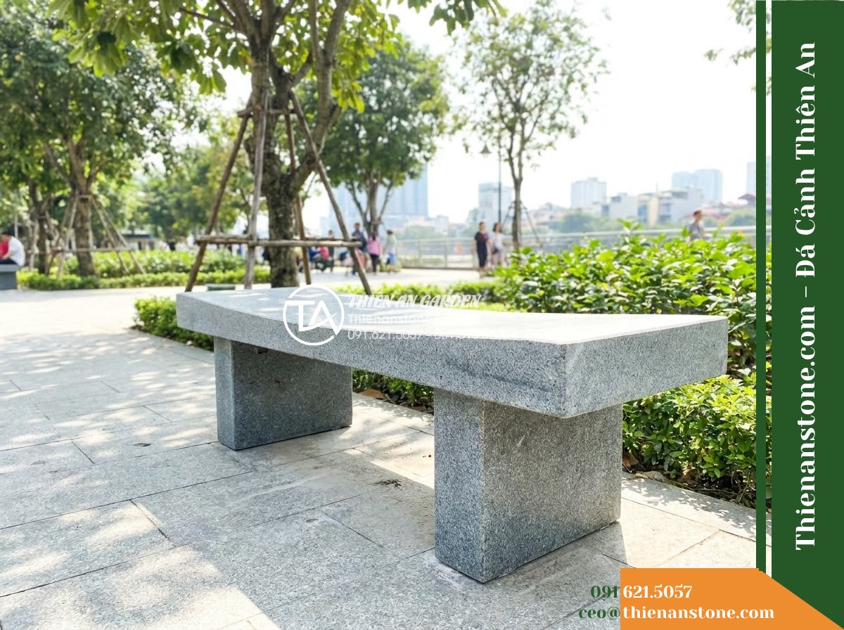 Ghế Đá Granite Nguyên Khối Thanh Phong – Kích thước 155 x 45 x 45 cm – Kiểu dáng mặt cong nhẹ theo chiều dài, chân đôi. Chất liệu đá granite