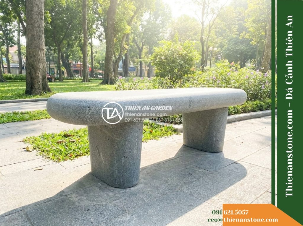Ghế Đá Granite Nguyên Khối Trung Kiên – Kích thước 165 x 44 x 45 cm – Kiểu dáng mặt bo đầu, chân trụ thu nhỏ. Chất liệu đá granite