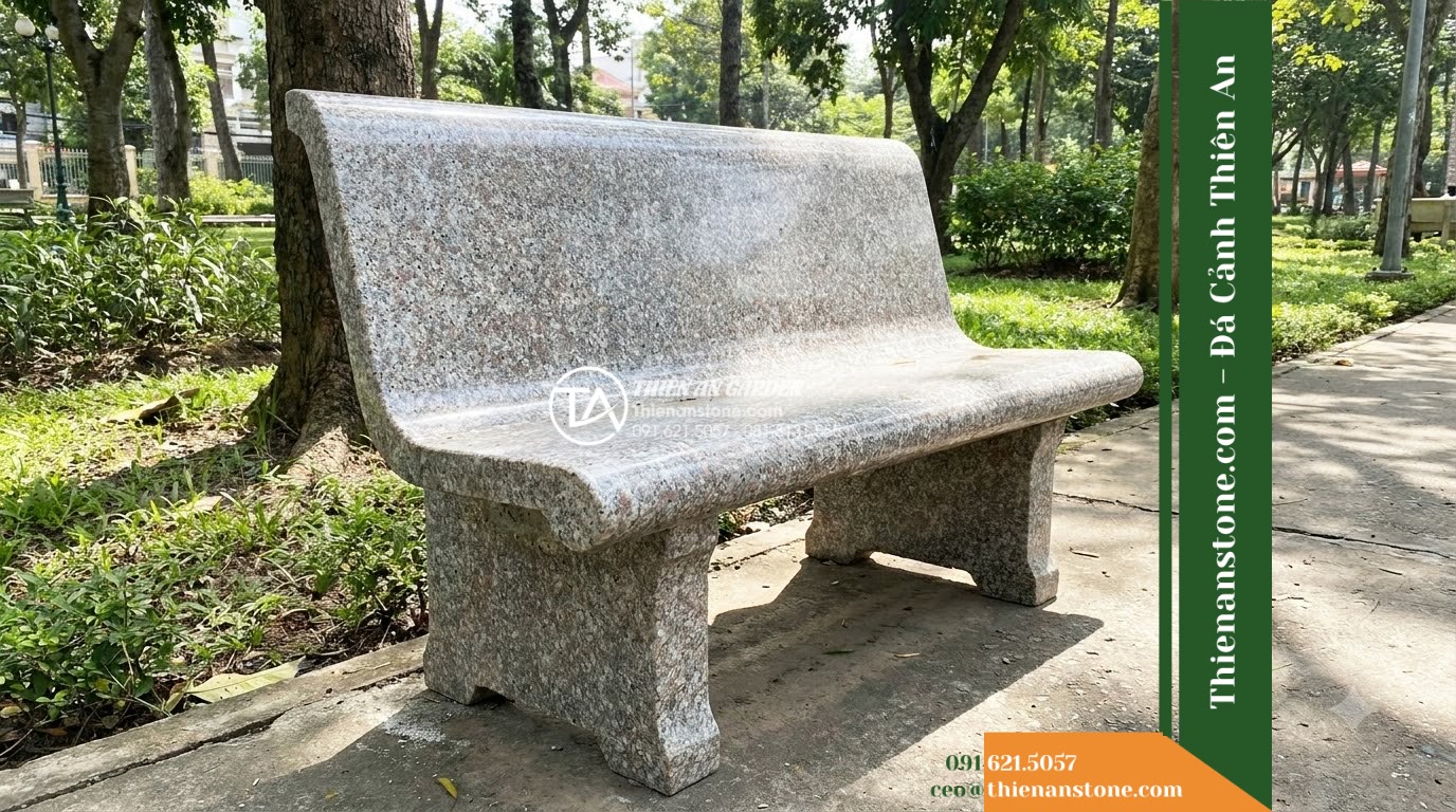 Ghế Đá Granito An Nhiên – Kích thước 150 x 48 x 78 cm – Kiểu dáng tựa cong ôm lưng, mặt ngồi bo cạnh. Chất liệu đá granito (đá mài)