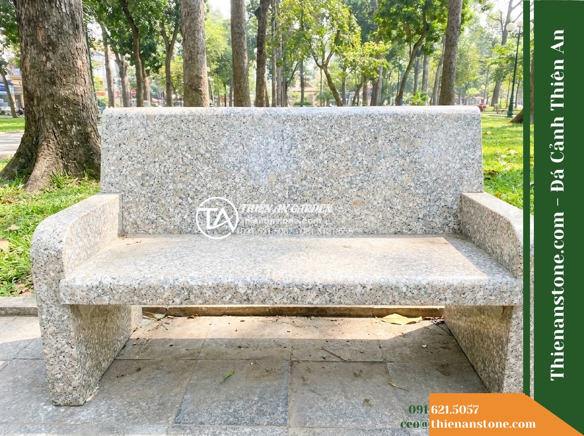 Ghế Đá Granito Hải Minh – Kích thước 185 x 52 x 82 cm – Kiểu dáng tựa liền bản rộng, tay vịn thấp. Chất liệu đá granito (đá mài)