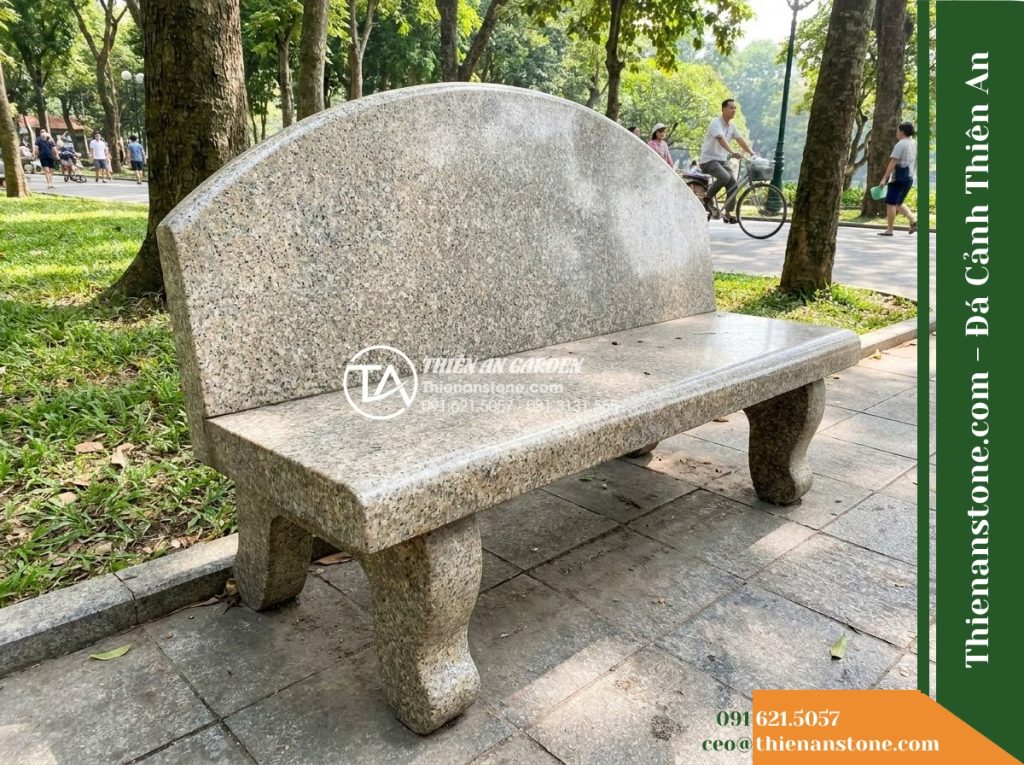 Ghế Đá Granito Hoàng An – Kích thước 160 x 50 x 83 cm – Kiểu dáng tựa vòm cao, chân bo mềm. Chất liệu đá granito (đá mài)