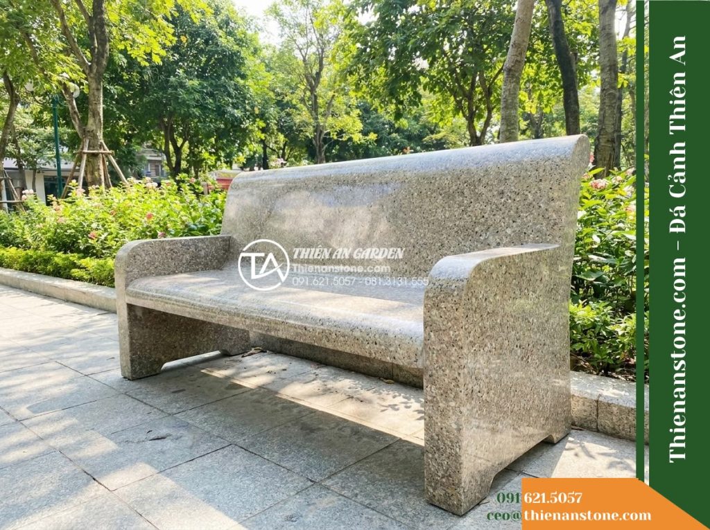 Ghế Đá Granito Hưng Phúc – Kích thước 175 x 50 x 82 cm – Kiểu dáng tựa liền bo đỉnh, tay vịn thấp. Chất liệu đá granito (đá mài)