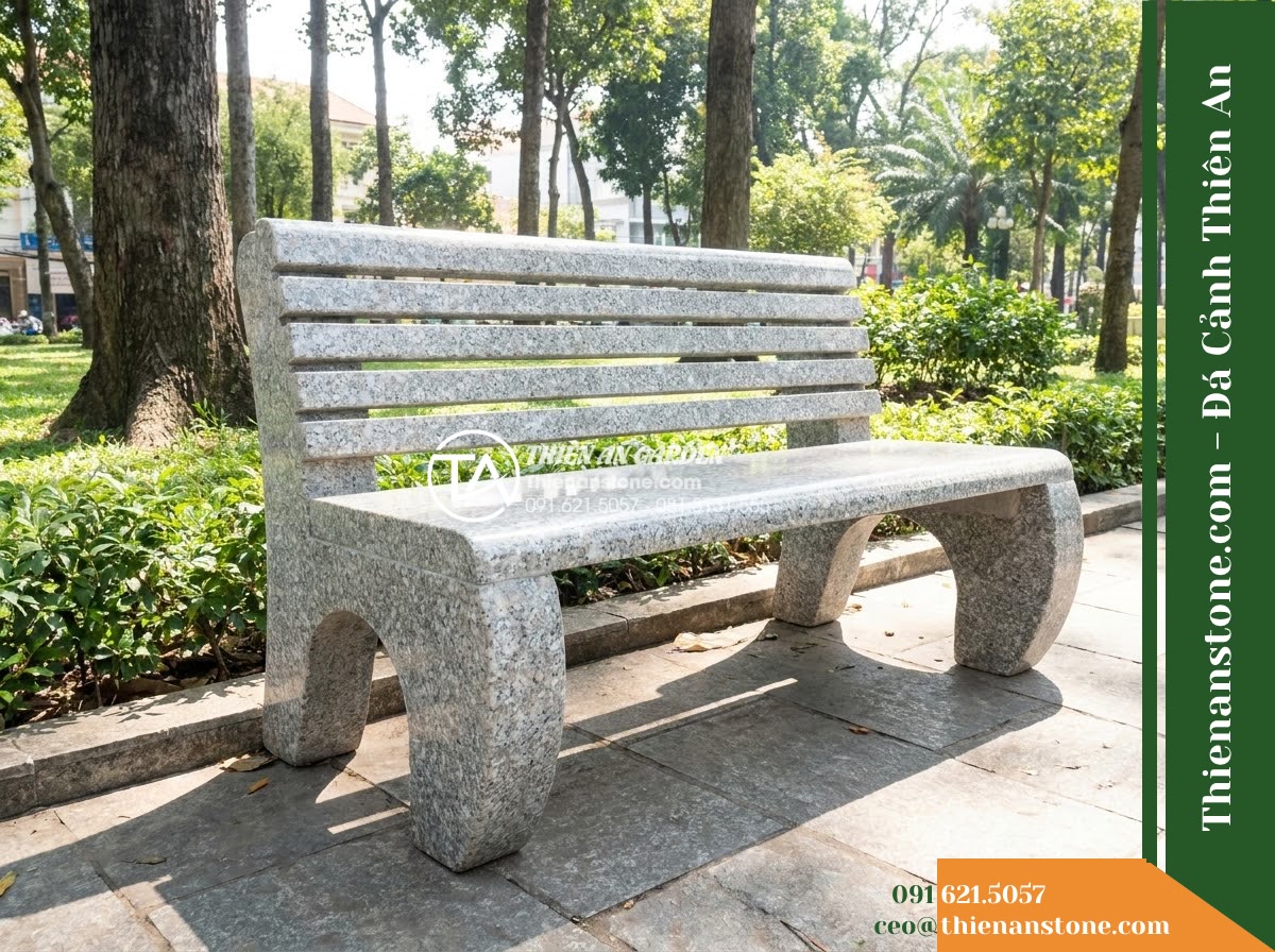 Ghế Đá Granito Khải An – Kích thước 165 x 48 x 78 cm – Kiểu dáng tựa thấp nan ngang, chân bo cong. Chất liệu đá granito (đá mài)