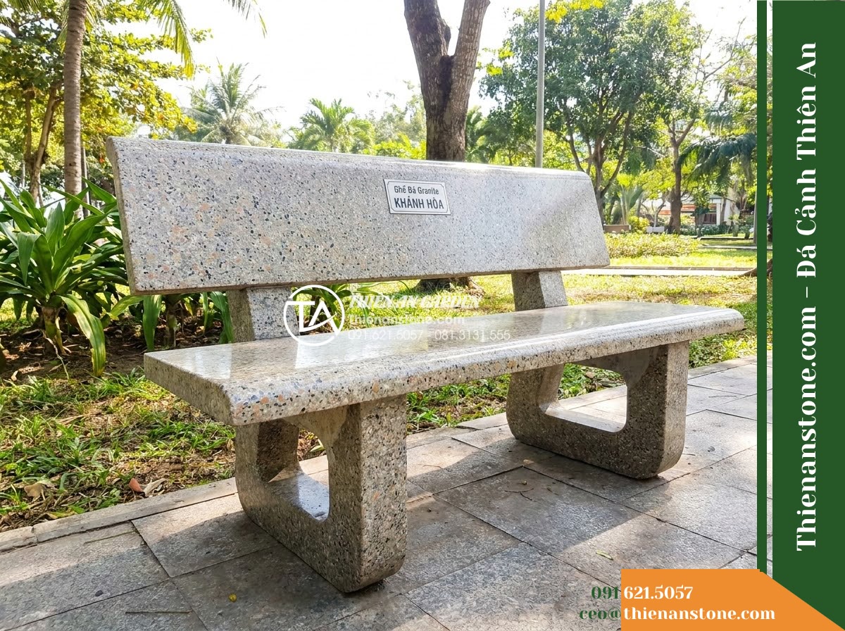 Ghế Đá Granito Khánh Hòa – Kích thước 180 x 52 x 80 cm – Kiểu dáng tựa bản rộng, chân chữ U kép. Chất liệu đá granito (đá mài)