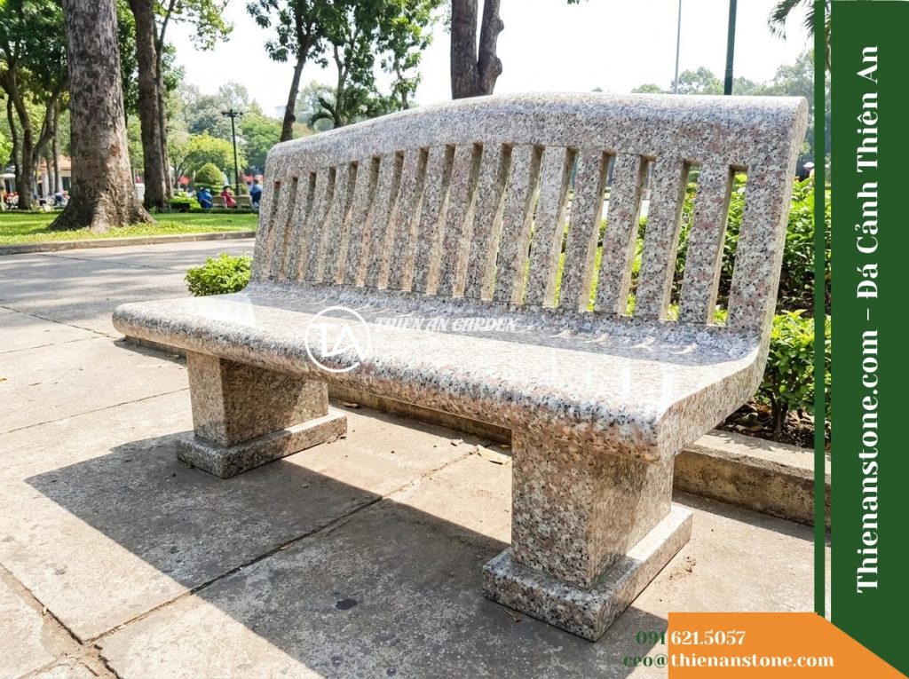 Ghế Đá Granito Minh Tâm – Kích thước 165 x 50 x 80 cm – Kiểu dáng tựa nan cong, chân trụ vuông. Chất liệu đá granito (đá mài)