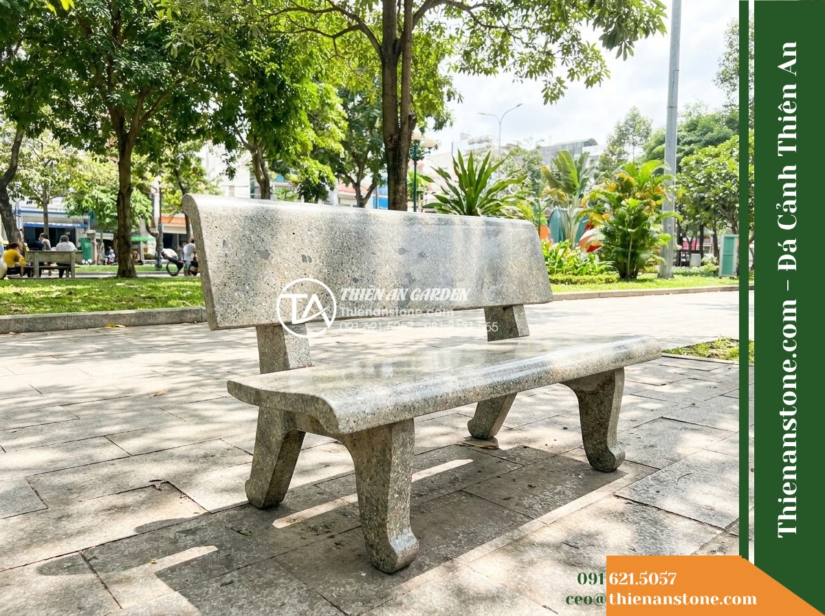 Ghế Đá Granito Phú An – Kích thước 150 x 48 x 79 cm – Kiểu dáng tựa bo góc, mặt ngồi cong nhẹ. Chất liệu đá granito (đá mài)