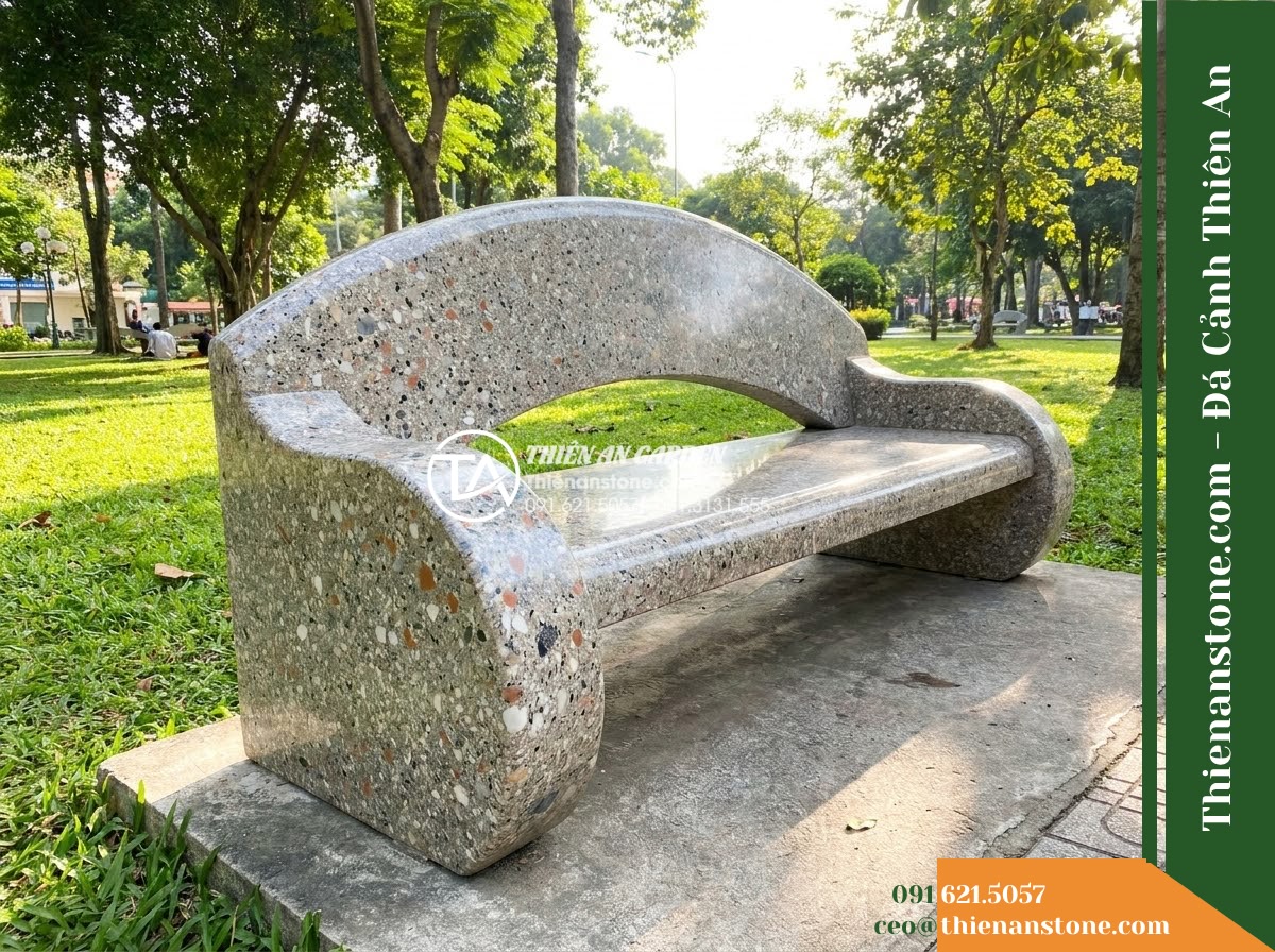 Ghế Đá Granito Phúc An – Kích thước 170 x 50 x 80 cm – Kiểu dáng tựa vòm mềm, hai đầu bo cong. Chất liệu đá granito (đá mài)