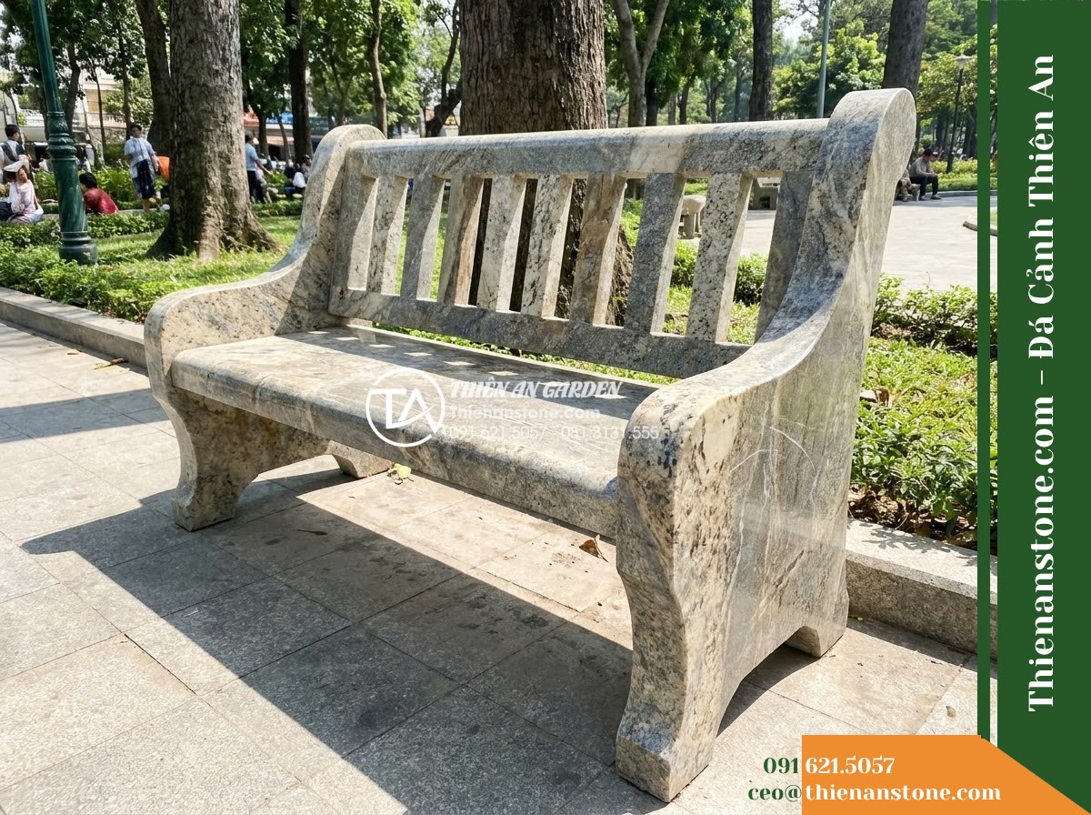 Ghế Đá Granito Phúc Thịnh – Kích thước 170 x 50 x 78 cm – Kiểu dáng tựa nan dọc thưa, hai đầu vuốt cong. Chất liệu đá granito (đá mài)