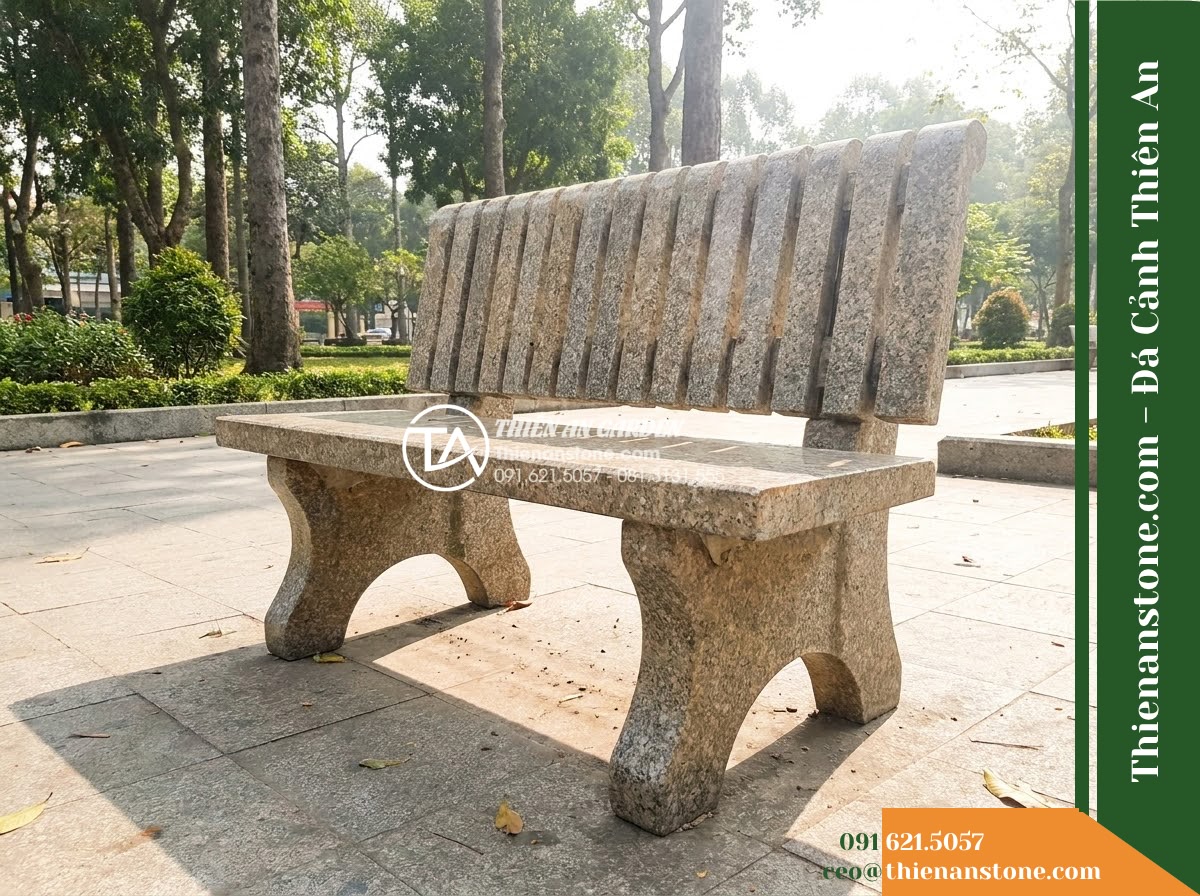 Ghế Đá Granito Thanh An – Kích thước 155 x 48 x 80 cm – Kiểu dáng tựa nan nhỏ, chân cong đối xứng. Chất liệu đá granito (đá mài)