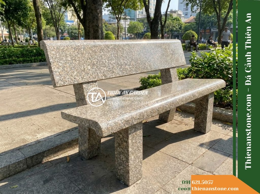 Ghế Đá Granito Xuân An – Kích thước 170 x 50 x 80 cm – Kiểu dáng tựa uốn cong nhẹ, hai đầu vuông. Chất liệu đá granito (đá mài)