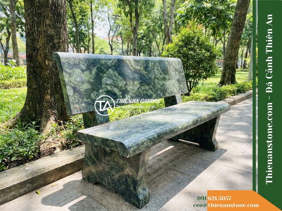 Ghế Đá Sân Trường Chăm Ngoan – Kích thước 145 x 44 x 45 cm – Kiểu dáng nhỏ gọn, chân trụ thấp. Chất liệu đá Xanh rêu