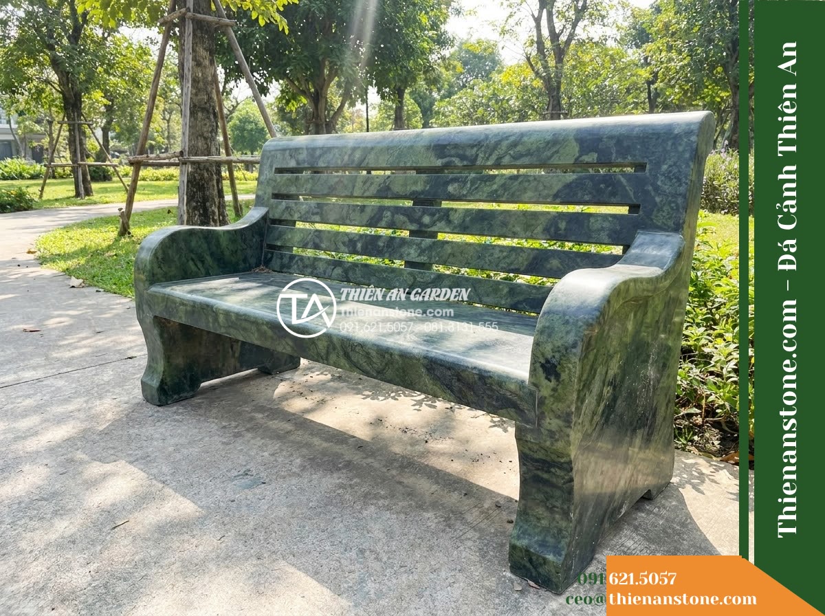 Ghế Đá Sân Trường Chắp Cánh – Kích thước 170 x 48 x 78 cm – Kiểu dáng tựa nan ngang, đường cong mềm mại. Chất liệu đá Xanh rêu