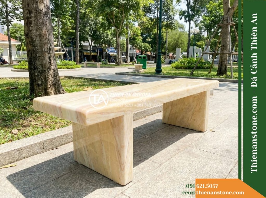 Ghế Đá Sân Trường Ngày Mới – Kích thước 150 x 45 x 45 cm – Kiểu dáng không tựa gọn nhẹ, cạnh bo tròn. Chất liệu đá vàng cẩm thạch