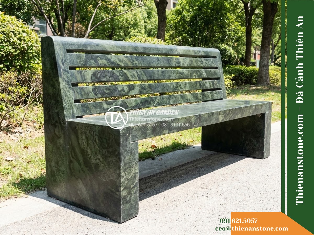 Ghế Đá Sân Trường Sáng Tạo – Kích thước 170 x 50 x 80 cm – Kiểu dáng tựa nan ngang hiện đại, chân chữ U. Chất liệu đá Xanh rêu
