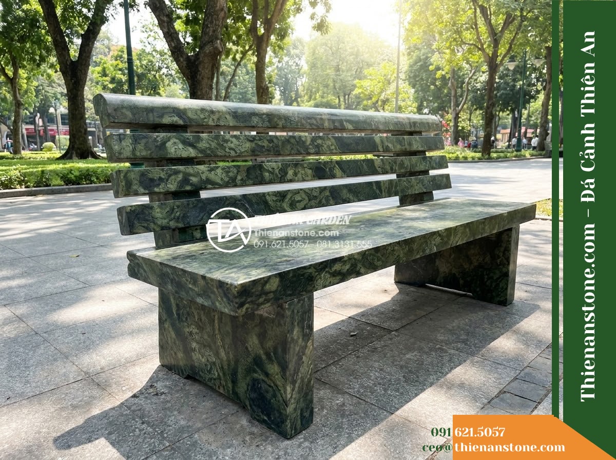 Ghế Đá Sân Trường Tân Tiến – Kích thước 160 x 48 x 78 cm – Kiểu dáng tựa nan ngang thấp, mặt rộng. Chất liệu đá Xanh rêu