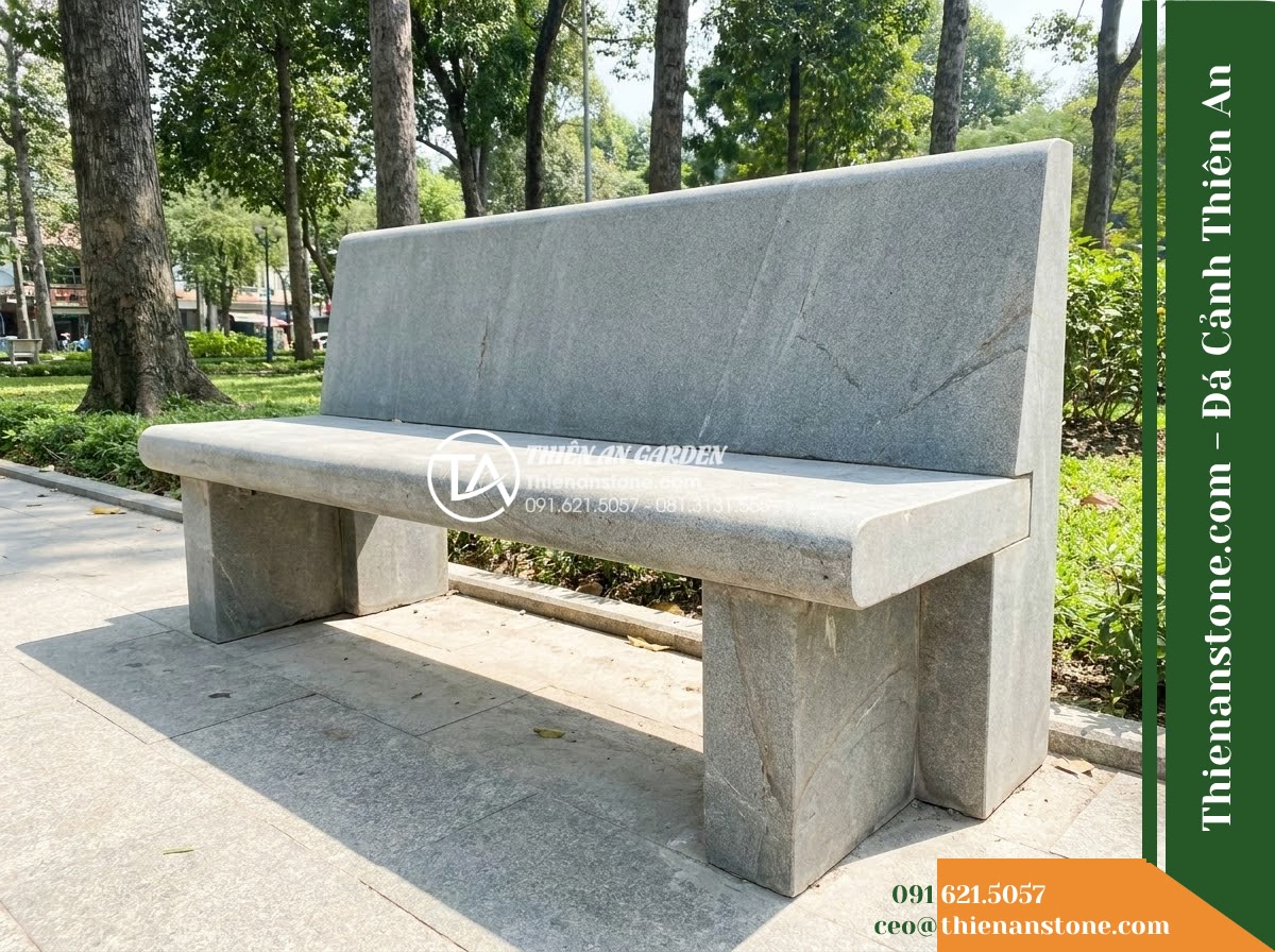 Ghế Đá Sân Trường Tự Tin – Kích thước 165 x 50 x 82 cm – Kiểu dáng tựa thẳng cao, cạnh bo mềm. Chất liệu đá hoa cương