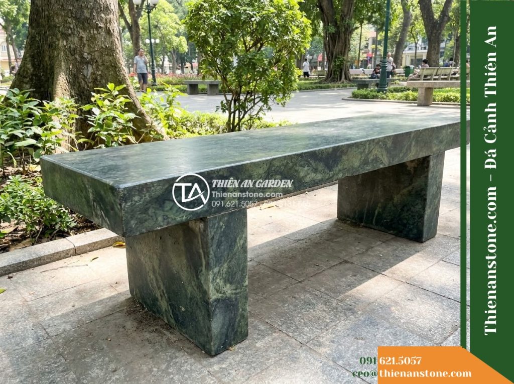 Ghế Đá Sân Trường Vươn Cao – Kích thước 155 x 46 x 45 cm – Kiểu dáng băng không tựa, chân chữ T. Chất liệu đá Xanh rêu