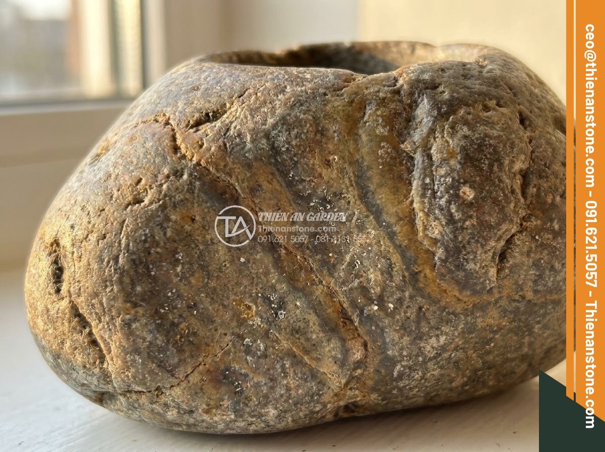 Chum Đá Phong Thủy - Close-up ultra realistic photo of natural stone jar surface texture showing anci