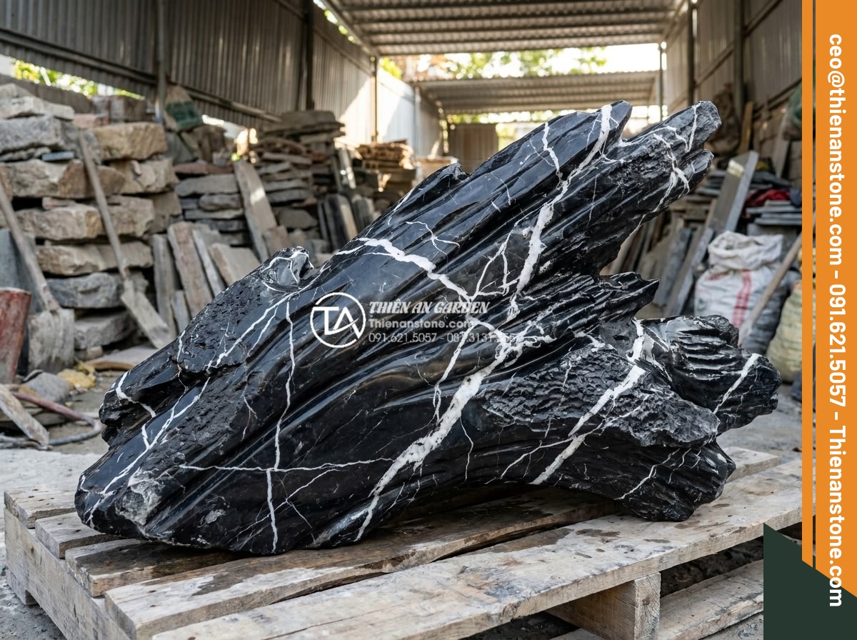 Đá Cảnh Tự Nhiên - Customer consulting with landscape stone expert at a stone yard, examining diffe