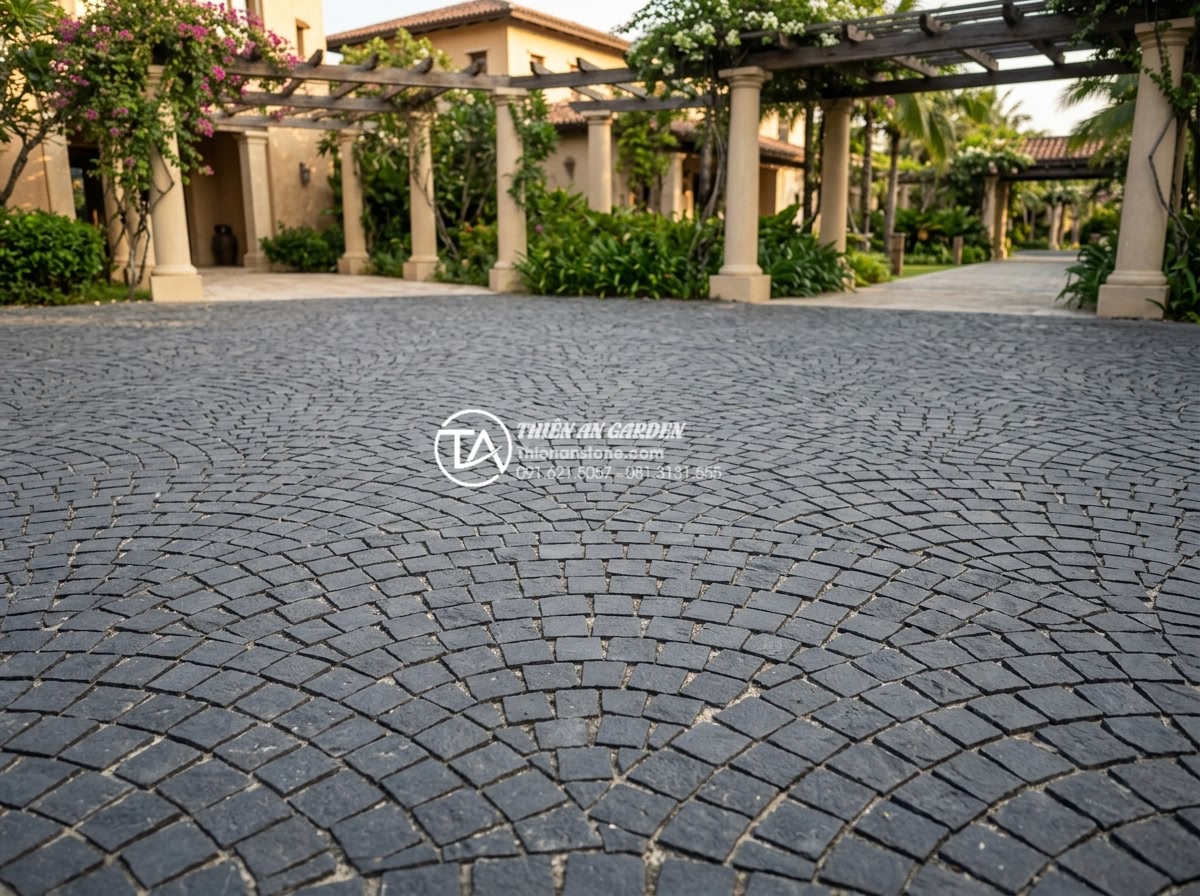 Đá Cubic Lát Sân - European fan-shaped cubic stone paving pattern in resort entrance area, curved l