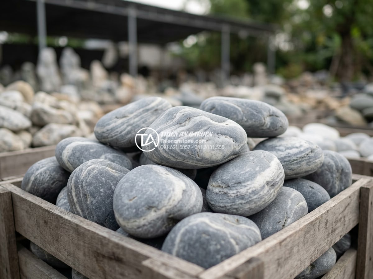 Đá Cuội Vân Mây - Professional stone consultant advising customer at stone yard, pointing out qual