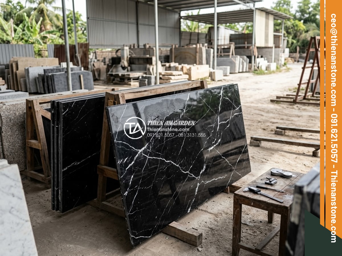 Đá Dặm Bước - Expert examining natural stepping stone quality at stone yard, inspecting surfac