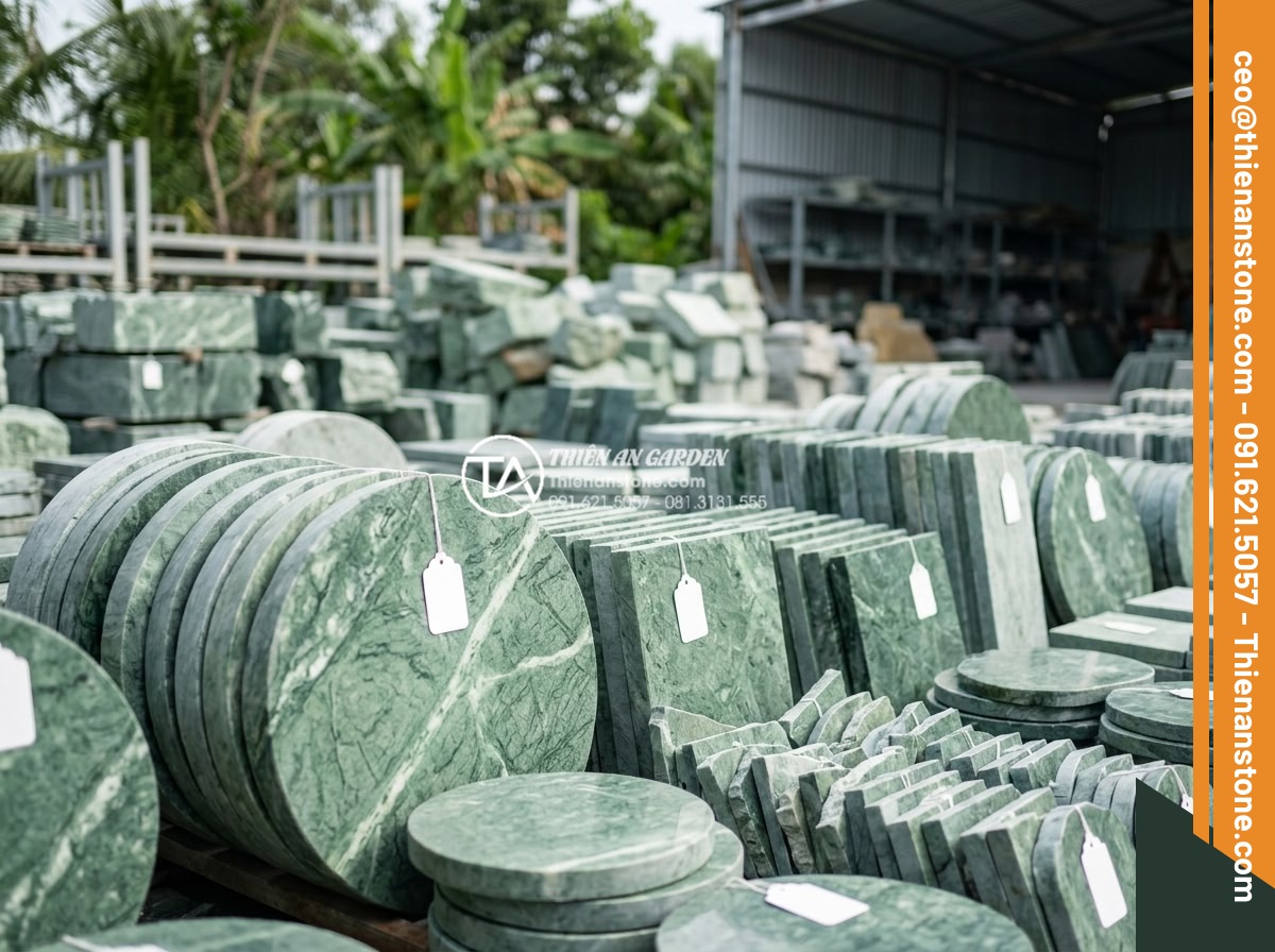 Đá Dặm Bước - Various stepping stones arranged in stone yard with price tags, different sizes 