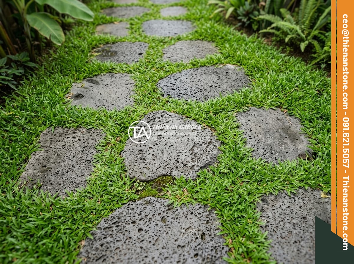 Đá Dặm Bước - Collection of different natural stone stepping stones displayed on green grass, 