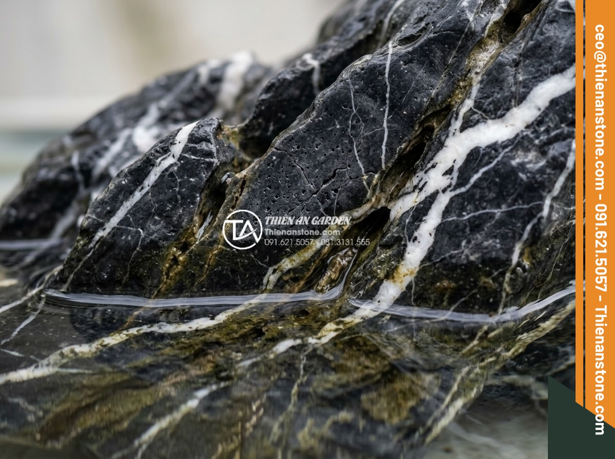 Đá Làm Hồ Cá Koi - Hình 18 Đá Làm Hồ Cá Koi - Extreme close-up of natural stone surface texture showing micro-pores and crevic
