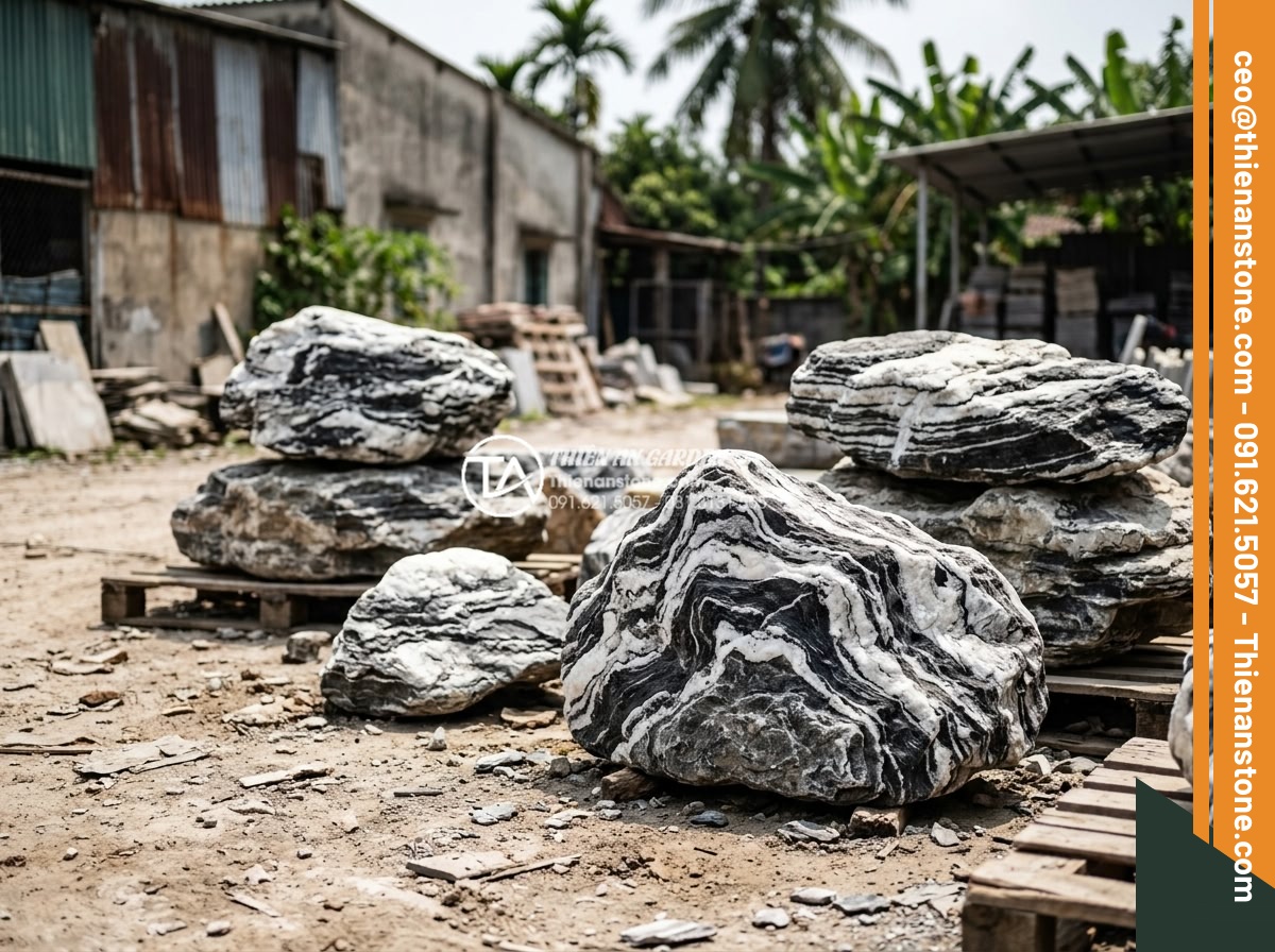 Đá Làm Hồ Cá Koi - Hình 34 Đá Làm Hồ Cá Koi - Customer carefully examining and selecting natural stones at a stone supplier ya