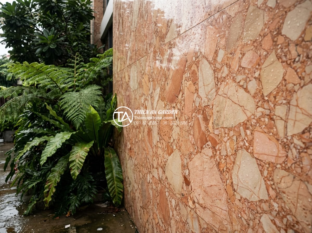 Đá Ốp Tường - Hình 10 Đá Ốp Tường - Natural stone wall cladding exterior after rain, wet surface glistening and reve