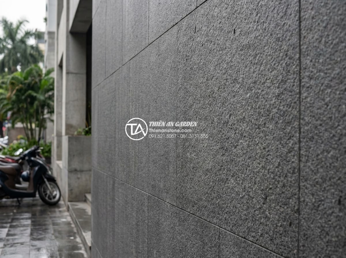 Đá Ốp Tường - Hình 21 Đá Ốp Tường - Bush-hammered granite wall cladding on building exterior, even textured surface