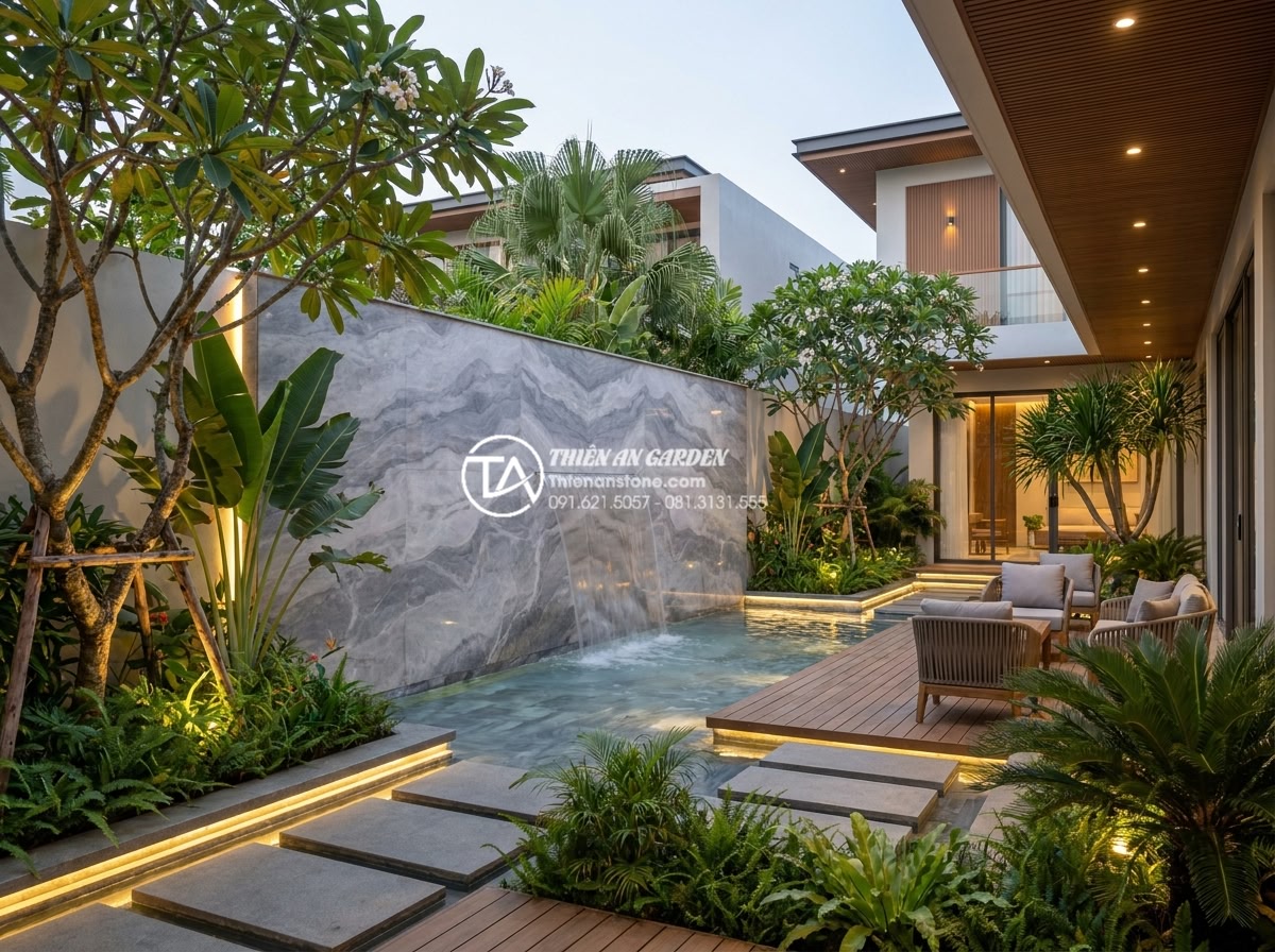 Đá Ốp Tường - Hình 3 Đá Ốp Tường - Panoramic view of a modern courtyard with natural stone accent wall, water featu