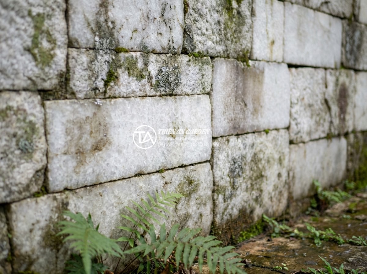 Đá Ốp Tường - Hình 9 Đá Ốp Tường - Weathered natural stone wall on an ancient building showing beautiful aging with