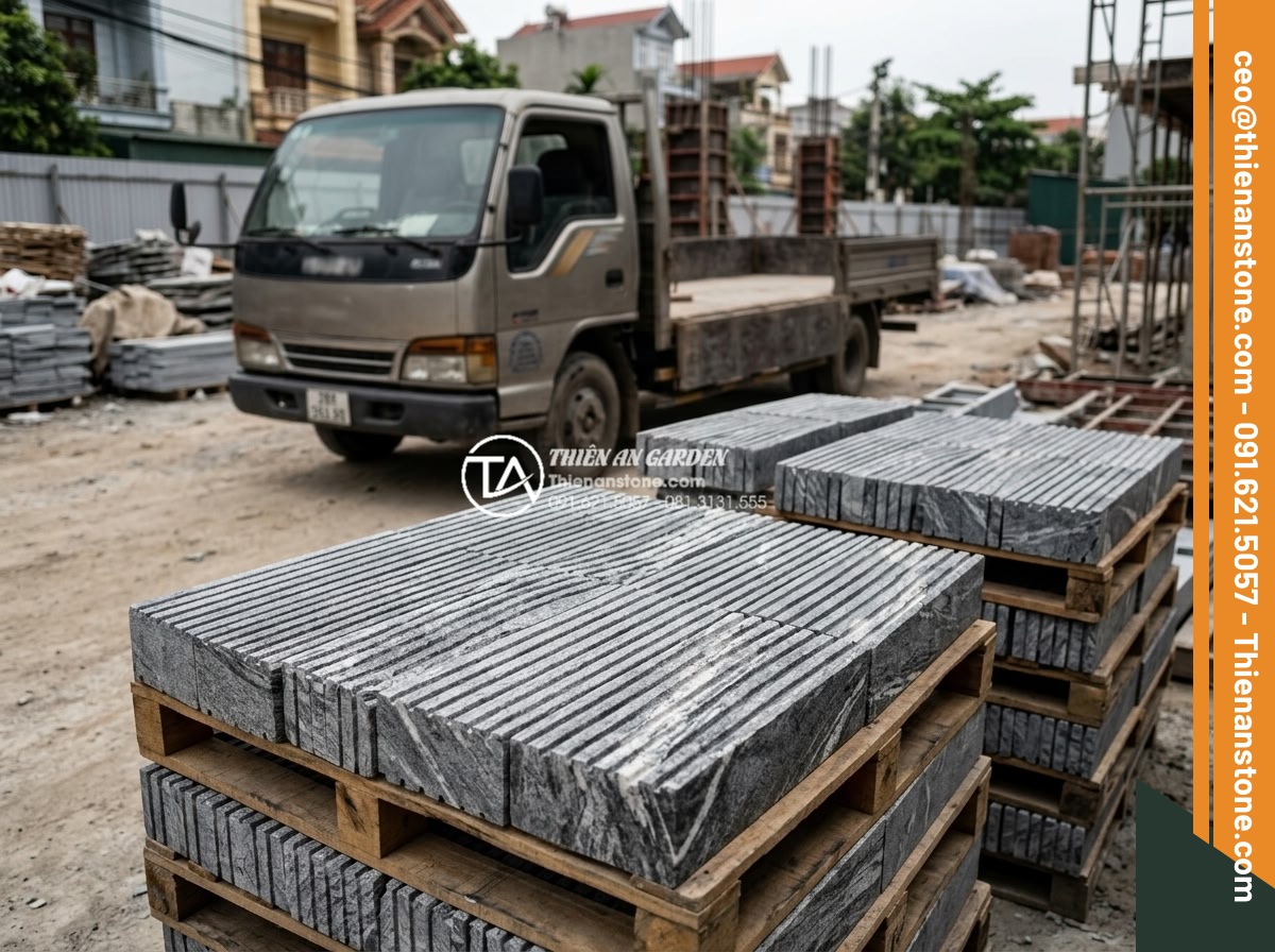 Đá Răng Lược - Hình 36 Đá Răng Lược - Stone delivery truck at construction site, stacked comb stone pallets being unlo