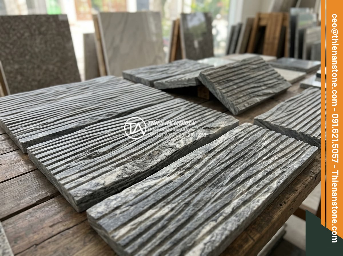 Đá Răng Lược - Hình 37 Đá Răng Lược - Customer examining comb stone samples at stone showroom, holding stone pieces co