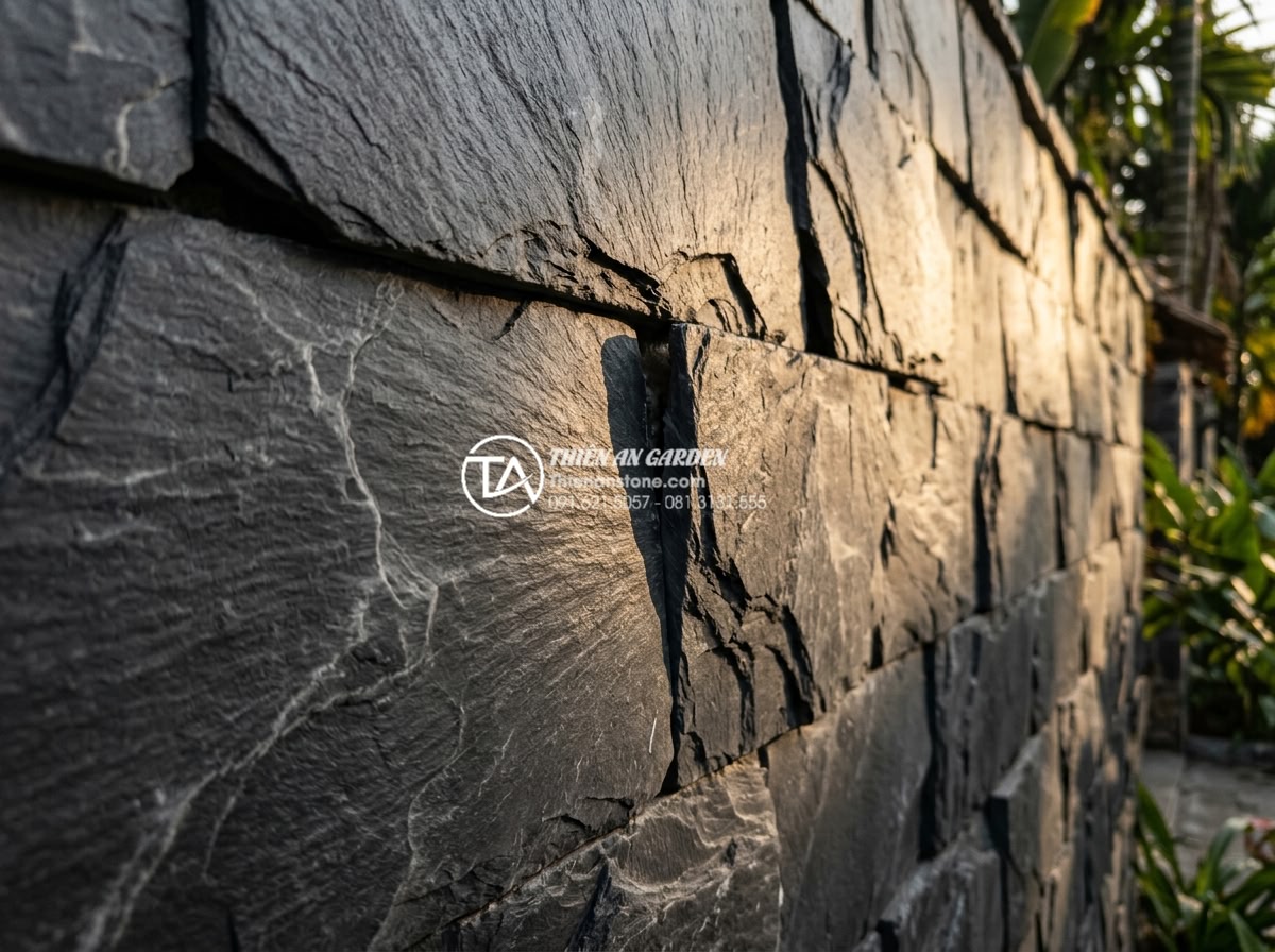 Đá Rối - Hình 12 Đá Rối - Natural cleft surface random stone wall showing rough organic texture, side angl
