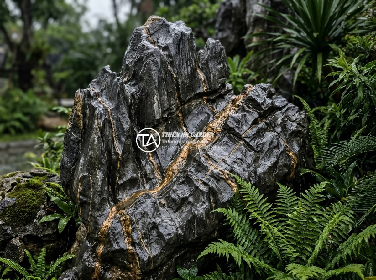 Đá Trầm Tích - Sedimentary landscape stone in a rainy garden setting, wet surface glistening wi