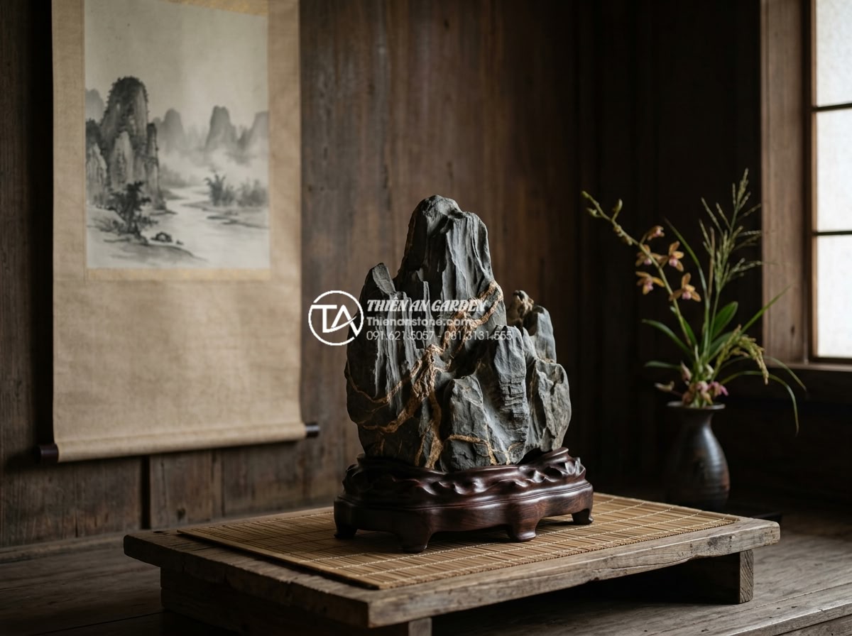 Đá Trầm Tích - Traditional suiseki display featuring a small sedimentary rock with incredible l