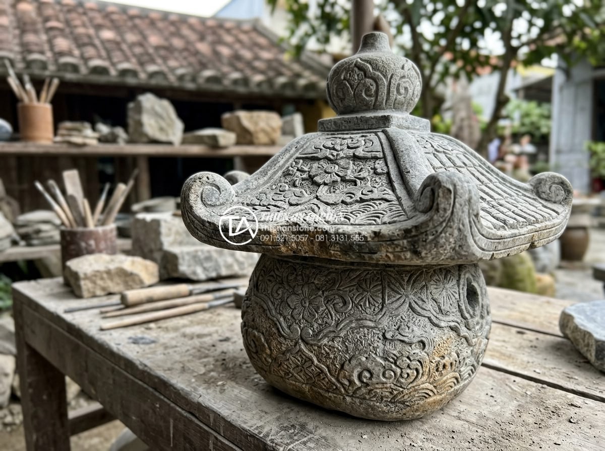 Đèn Đá Sân Vườn - Detailed close-up of hand-carved stone lantern showing intricate Japanese-style 