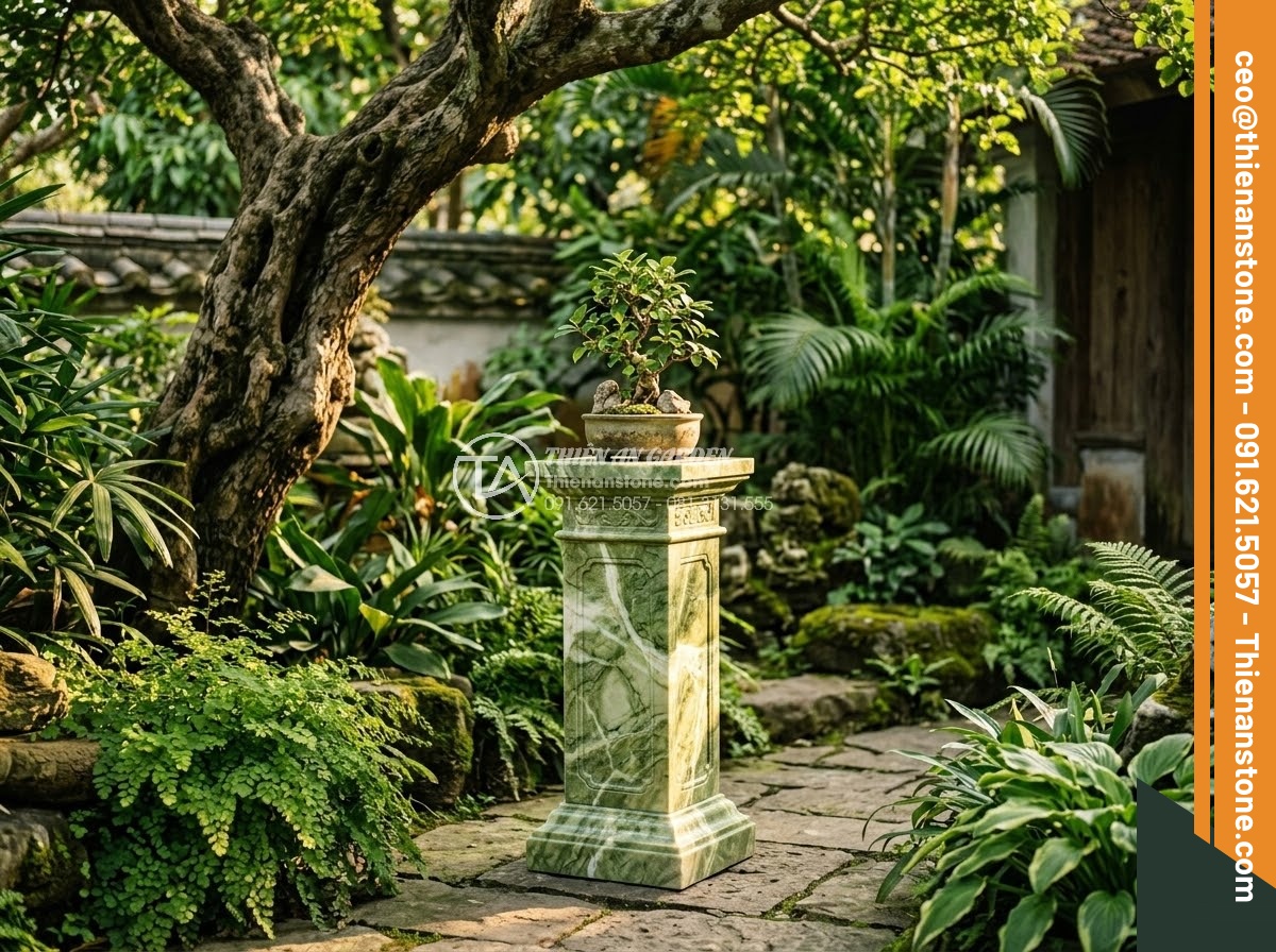Đôn Đá Tự Nhiên - Hình 1 Đôn Đá Tự Nhiên - Natural stone pedestal stand in a traditional Vietnamese garden, golden hour lig