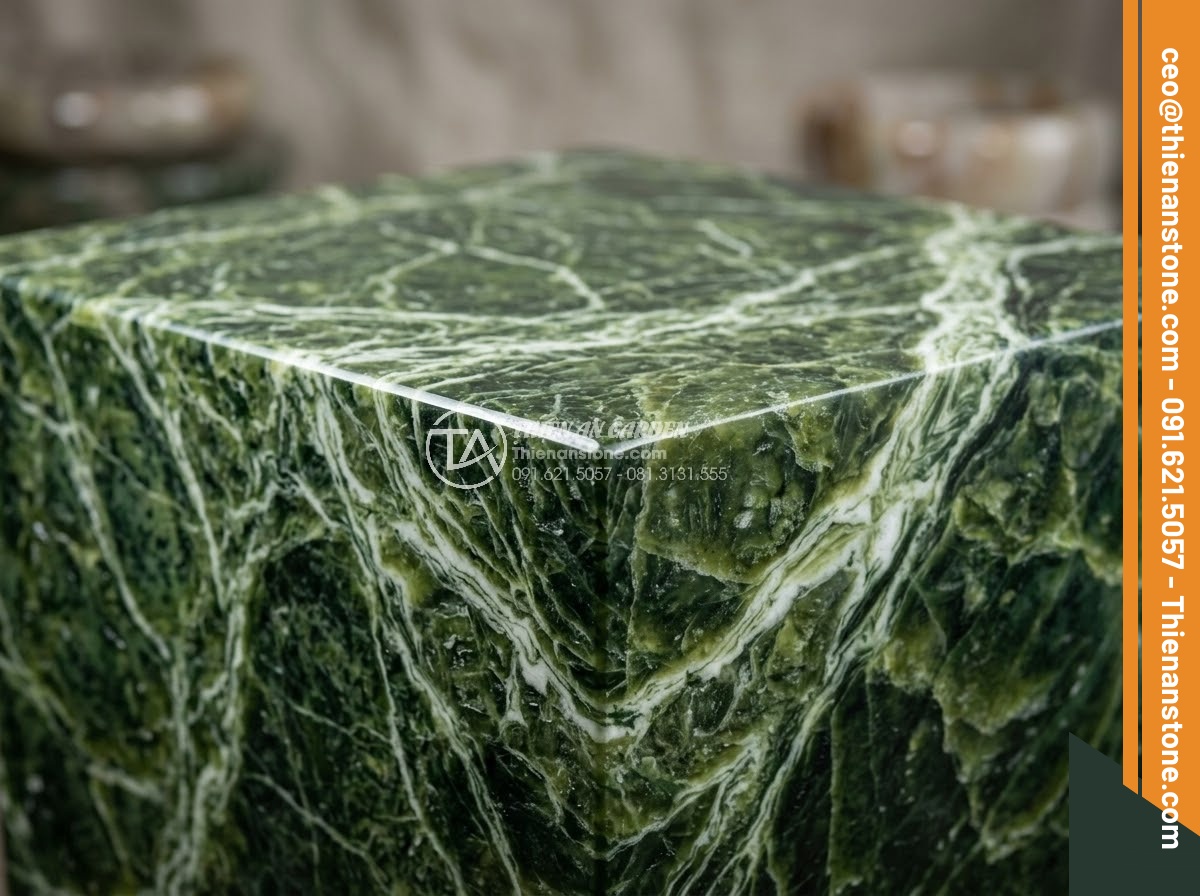 Đôn Đá Tự Nhiên - Hình 2 Đôn Đá Tự Nhiên - Close-up of natural stone pedestal surface texture, visible veins and mineral pa