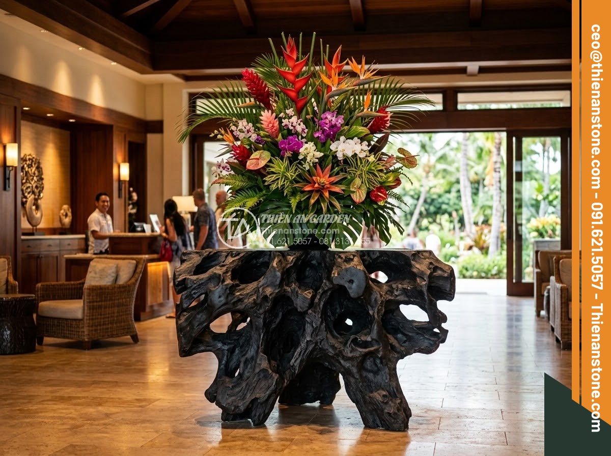 Đôn Đá Tự Nhiên - Hình 37 Đôn Đá Tự Nhiên - Resort entrance with grand natural stone pedestal displaying large tropical flow