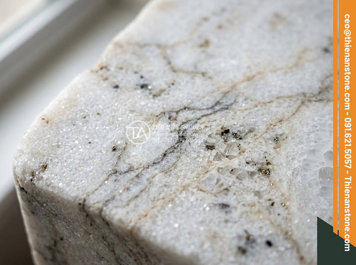 Sập Đá - Hình 2 Sập Đá - Close-up detail shot of natural stone daybed surface showing unique veining patt