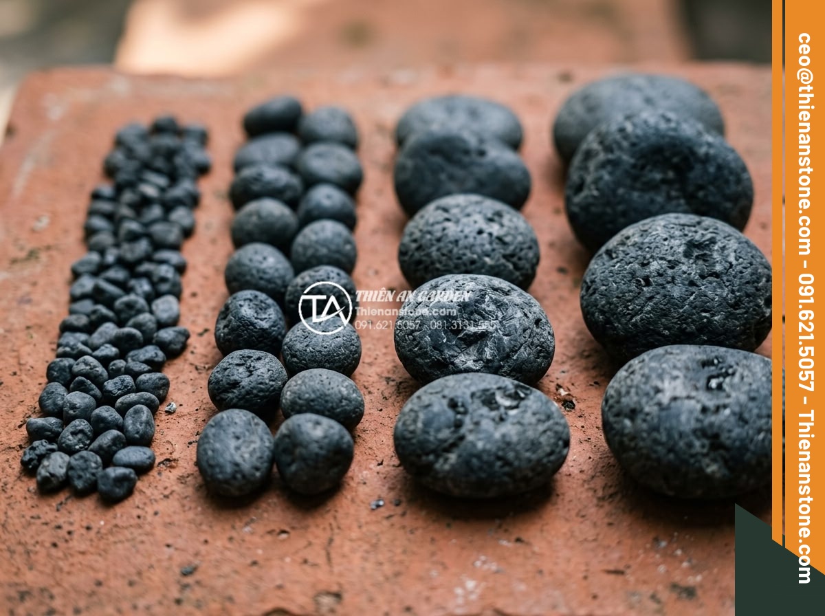Sỏi Rải Sân Vườn - Hình 12 Sỏi Rải Sân Vườn - Close-up comparison of different sized garden pebbles from fine 1cm to large 5cm