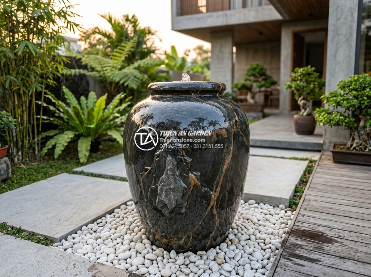 Tiểu Cảnh Chum Nước - Black basalt stone water jar fountain in a modern courtyard garden, highly polis